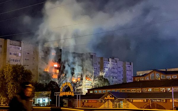 Ρωσία: Τουλάχιστον τρεις νεκροί από τη συντριβή του μαχητικού αεροσκάφους – Συνεχείς εκρήξεις