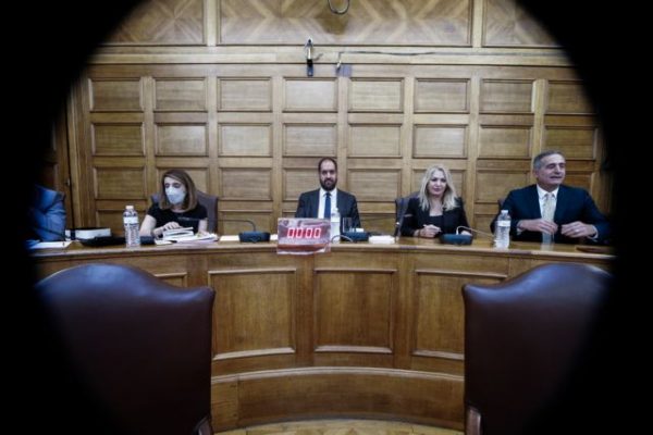 Υποκλοπές: Ένα βήμα πίσω από την κυβέρνηση – Η Βουλή καλεί σε ακρόαση τους εμπόρους του Predator