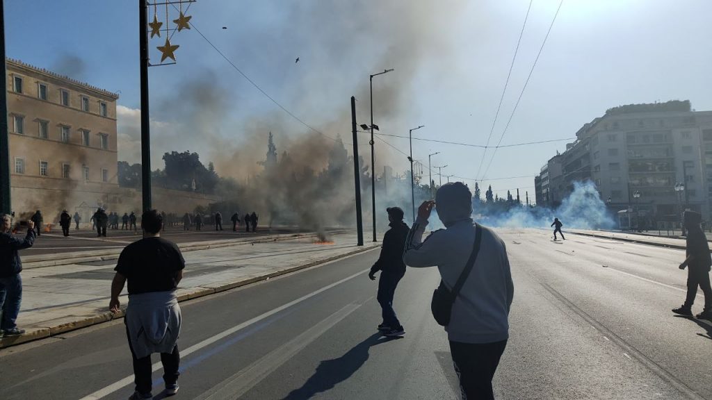 Απεργία: Επεισόδια έξω από τη Βουλή με μολότοφ και χημικά