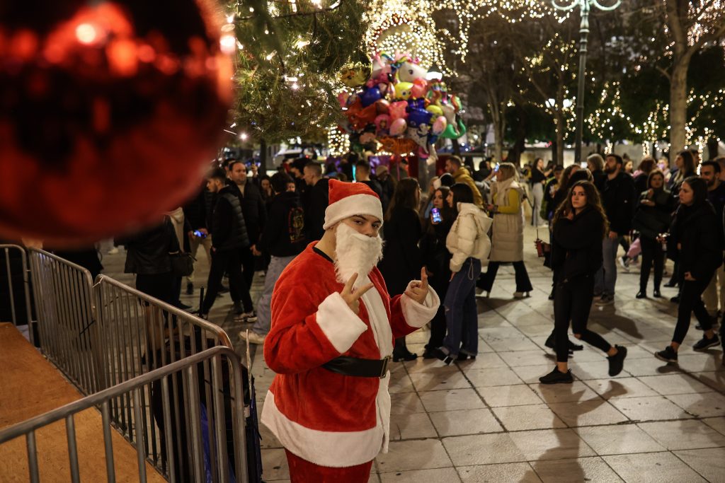 Εορταστικό ωράριο: Πρεμιέρα από σήμερα – Τι θα περιλαμβάνει το «καλάθι του Άι Βασίλη»