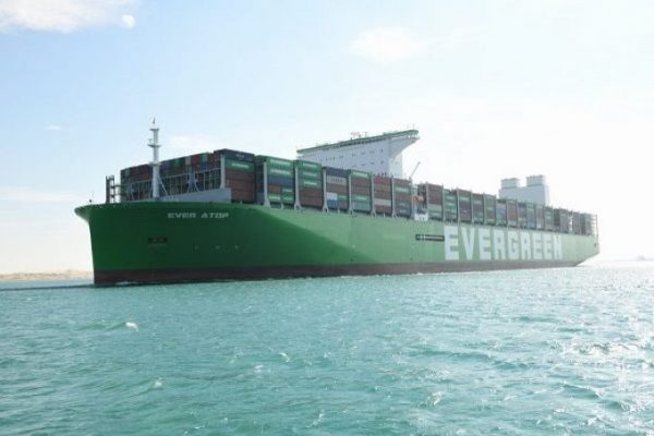 Containerships: «Καμπανάκι» από τον… μισογεμάτο γίγαντα «Ever Atop»