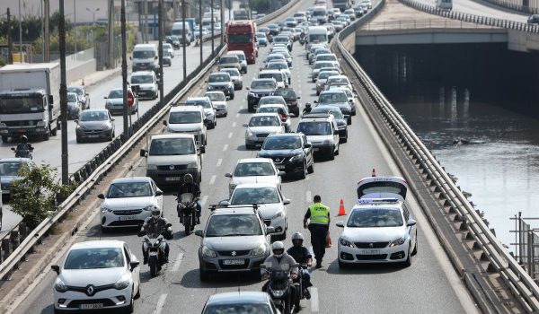 Κίνηση στους δρόμους: Καραμπόλα 4 οχημάτων στην Αττική Οδό – Στο «κόκκινο» το κέντρο