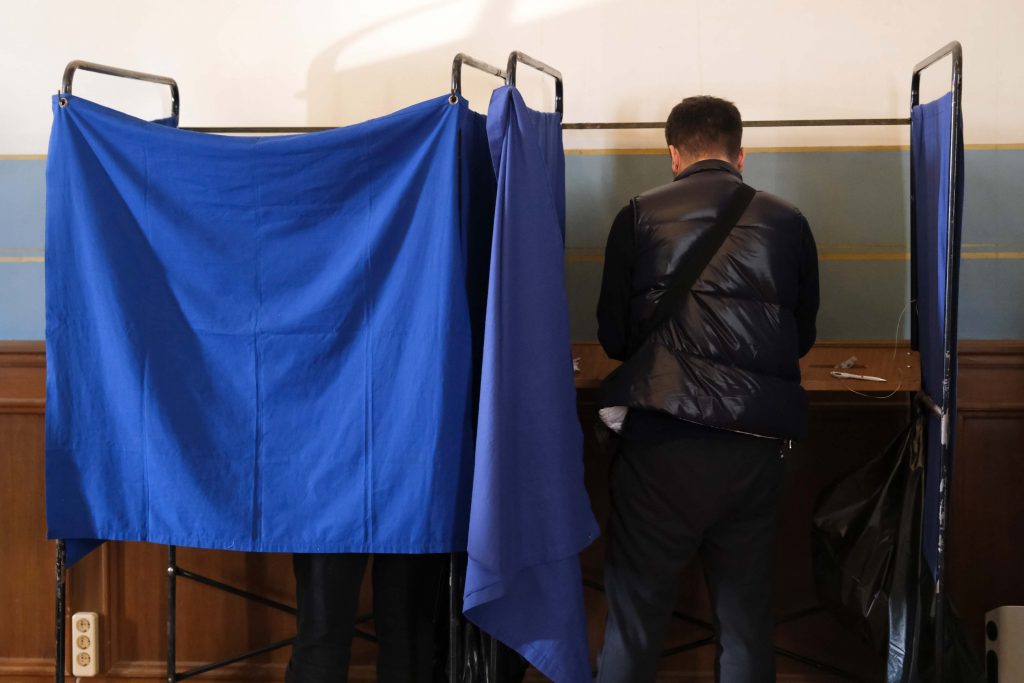 The vote of Greeks abroad, elections and Constitution