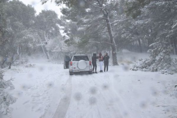 Κακοκαιρία «Μπάρμπαρα»: Σε εξέλιξη κύμα σφοδρών χιονοπτώσεων – Συναγερμός για νέα επιδείνωση