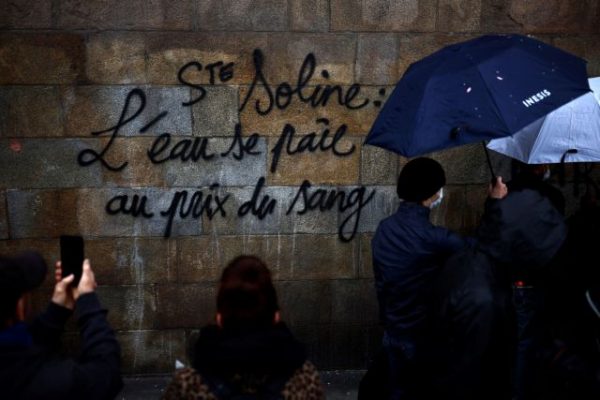 Το νέο μέτωπο για τον Μακρόν θα αφορά στο νερό