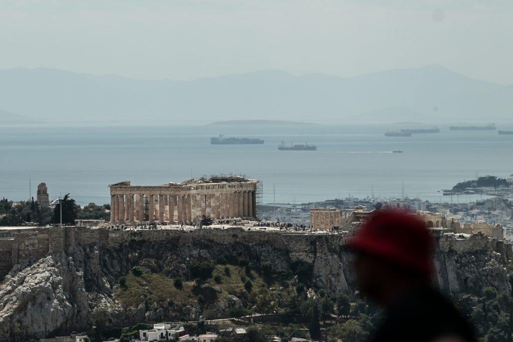 Καιρός σήμερα: Υποχωρούν οι βροχές και ανεβαίνει η θερμοκρασία