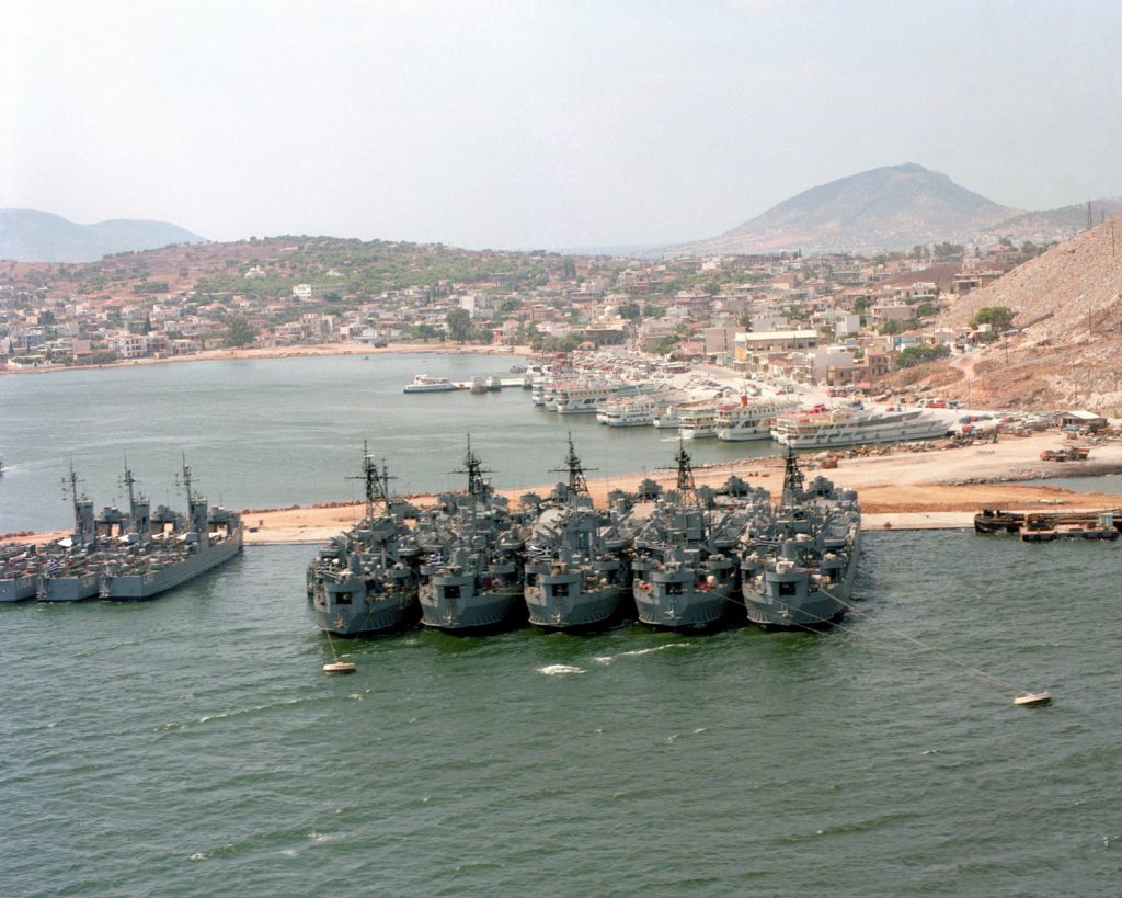 “Green light” for the passage of commercial ships from the Salamina Naval Station at night