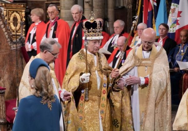 «God Save the King»: Στέφθηκε Βασιλιάς ο Κάρολος