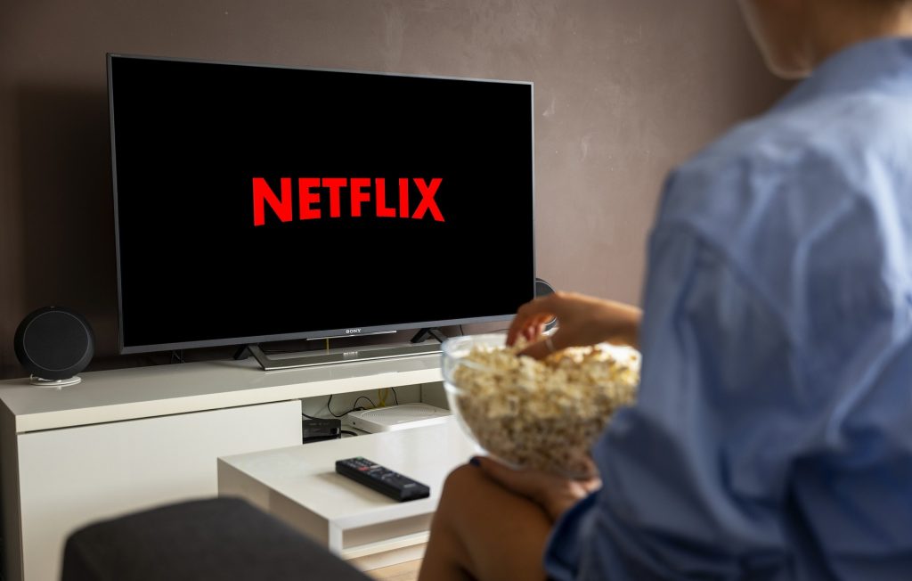 Netflix: Κατήργησε τη βασική του συνδρομή χωρίς διαφημίσεις σε ΗΠΑ και Βρετανία