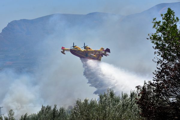 Αντιπυρική περίοδος: Ενισχυμένη προστασία από αέρος με νέα μισθωμένα μέσα και περιπολίες