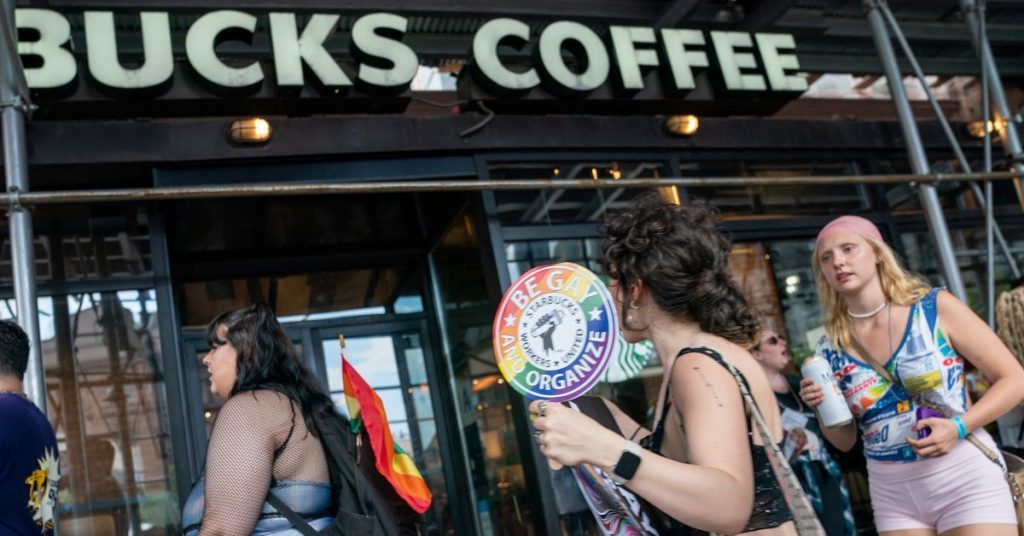 Starbucks: Απεργία σε καταστήματα και οργή για την αφαίρεση διακόσμησης του LGBTQ + Pride