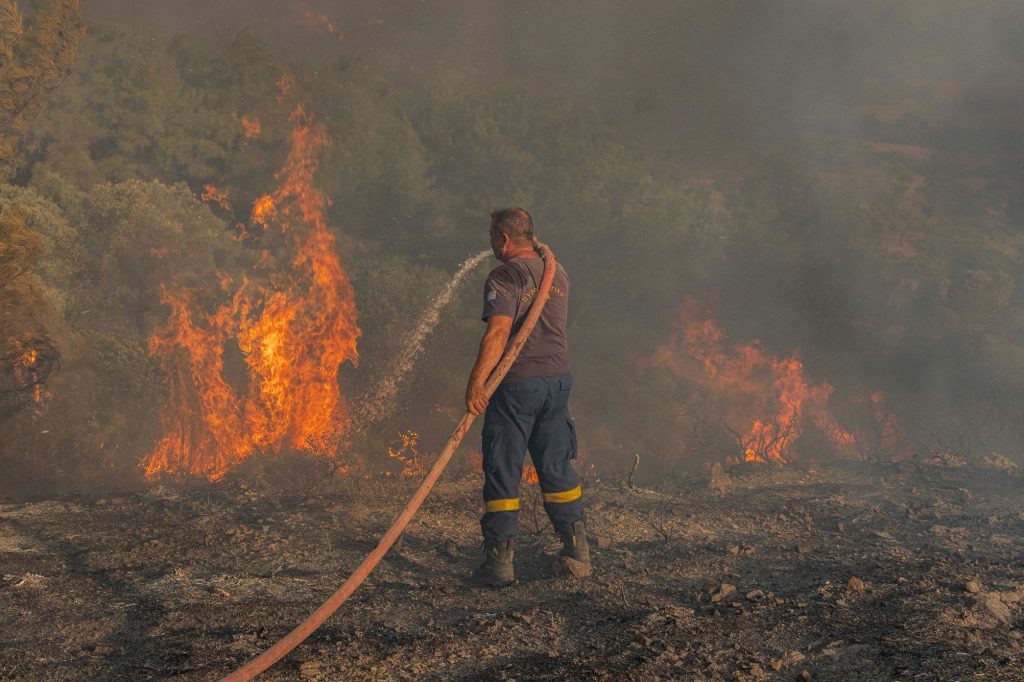 Four major wildfire fronts in Greece on Mon. as 63 new blazes quickly extinguished; evacuation flights continue from Rhodes