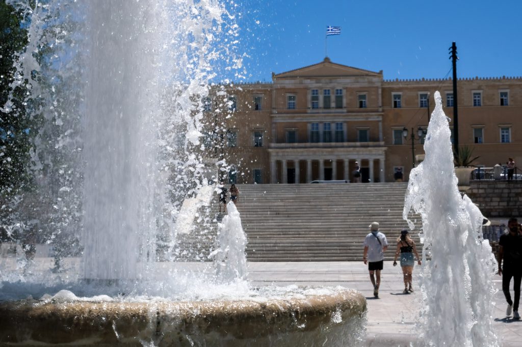 Καιρός: Μικρές ανάσες δροσιάς πριν από τον καύσωνα