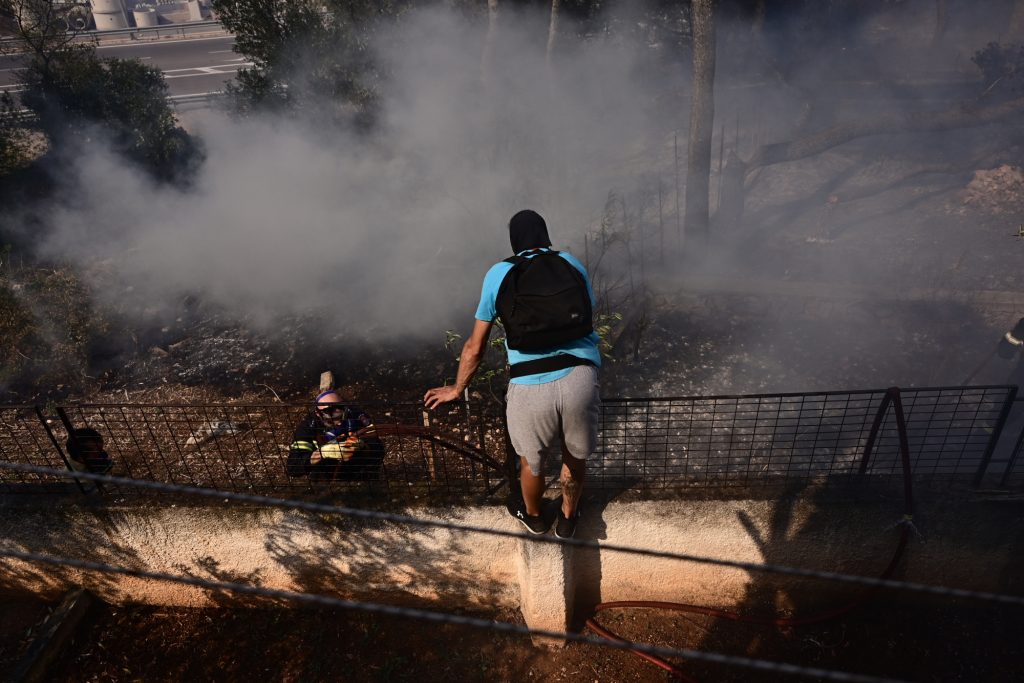 Φωτιά – Μάνδρα: Συγκλονιστικό βίντεο από τις επιχειρήσεις εκκένωσης – «Πάμε, θα καούμε»