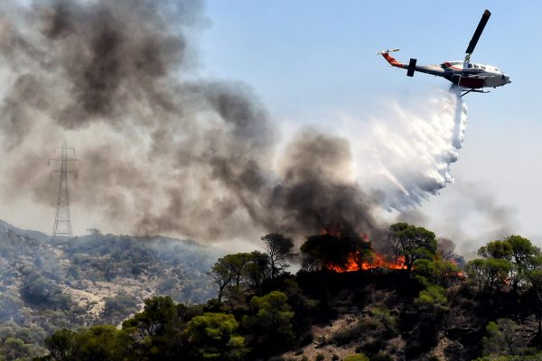 Φωτιά στο Λουτράκι: Οριοθετημένη και ελεγχόμενη – Περισσότερες από 40 κατοικίες έχουν καεί