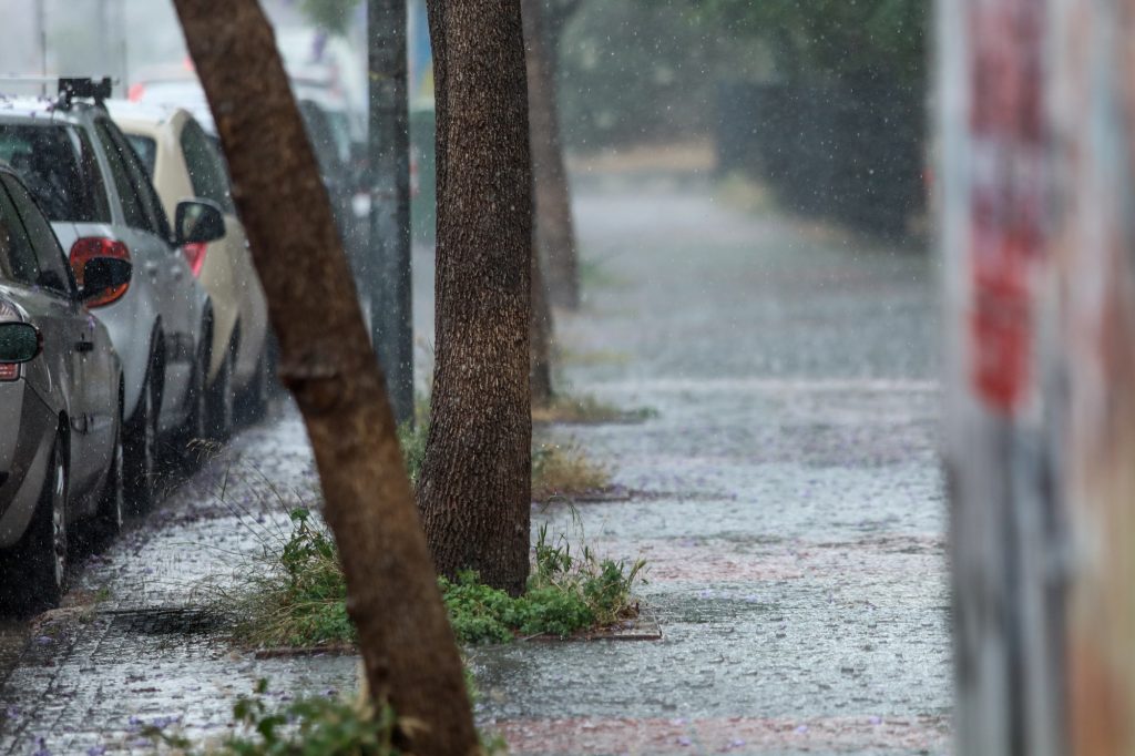 Άστατος ο καιρός με τοπικές βροχές και καταιγίδες – Πού θα χρειαστούμε ομπρέλα