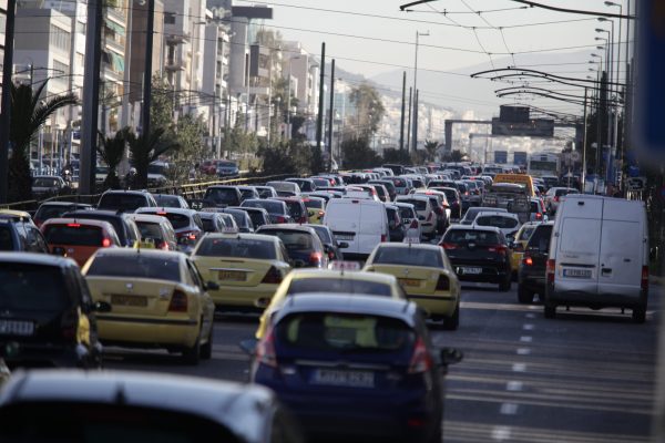 Περιφέρεια Αττικής: Τα φανάρια θα ρυθμίζονται από το σύστημα της Google