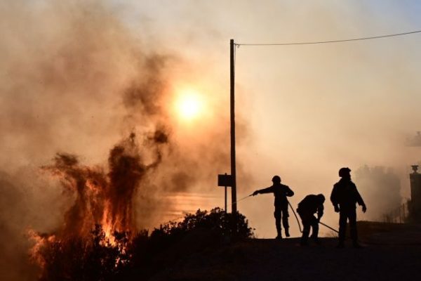 Πυρκαγιές: Δύσκολη νύχτα σε Αττική και Κορινθία – Καταστροφές σε Σαρωνίδα, Λουτράκι, Δερβενοχώρια