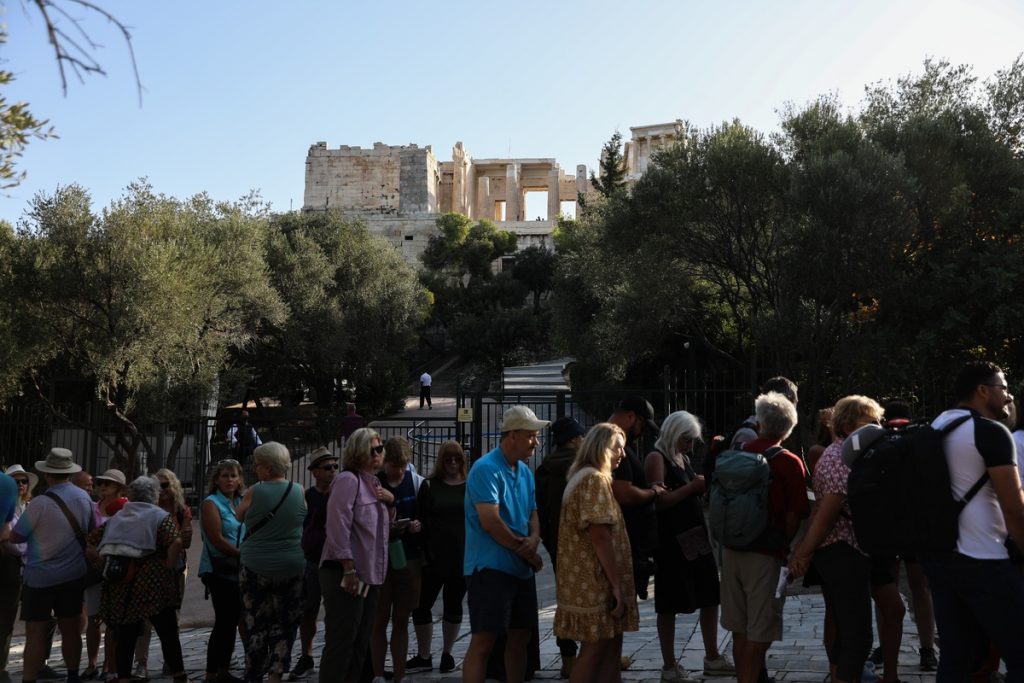 Καύσωνας Κλέων: Μειωμένο ωράριο στην Ακρόπολη και την Κυριακή