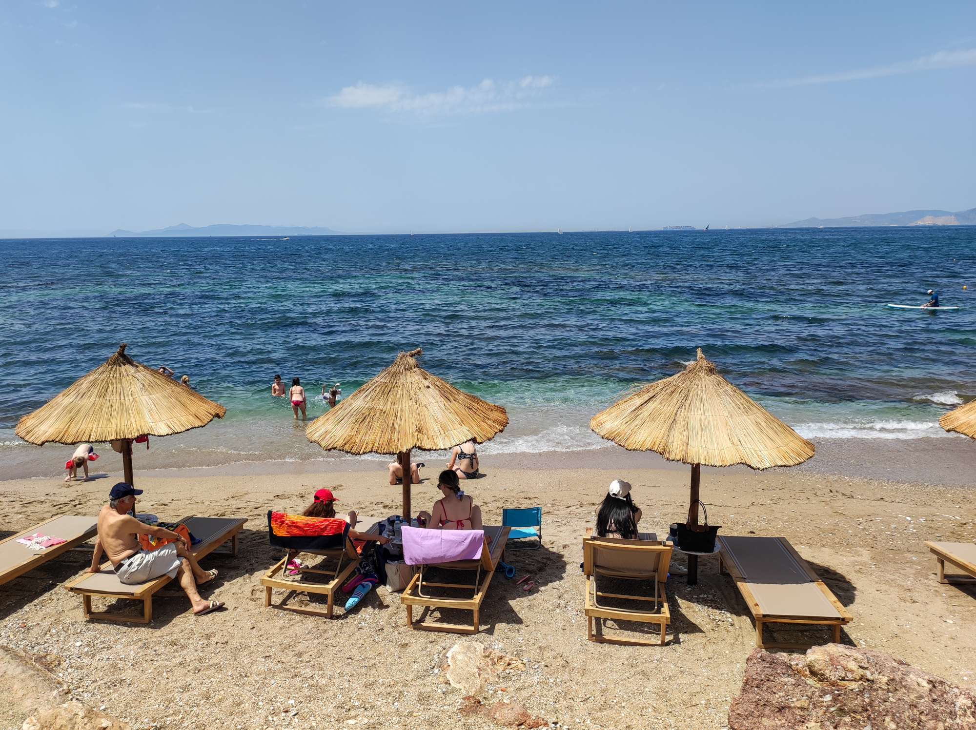 Διακοπές: Ο 1 στους 3 Έλληνες μειώνει τα ταξίδια λόγω έλλειψης χρημάτων