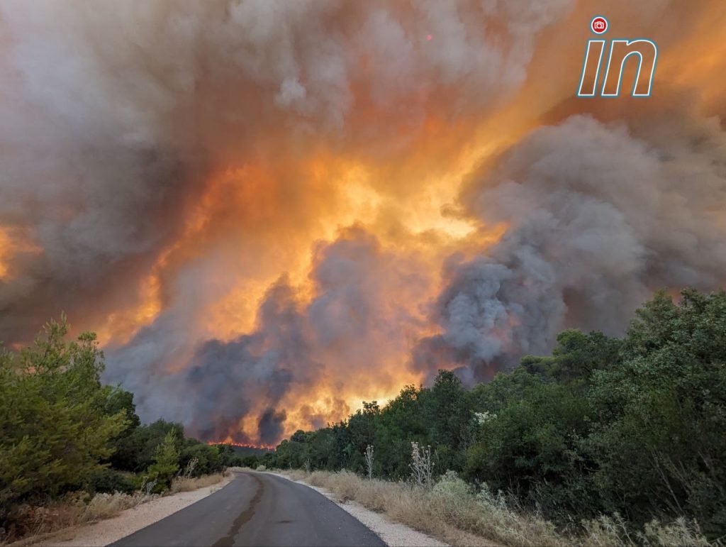 Φωτιά στα Δερβενοχώρια: Έκλεισε η παλαιά εθνική οδός Ελευσίνας – Θηβών