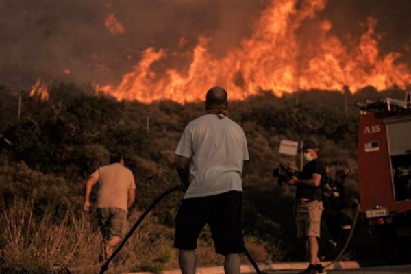 Πυρκαγιές: Δύσκολη νύχτα σε Ρόδο, Κάρυστο και Κέρκυρα – Θλίψη για τους πιλότους του Canadair