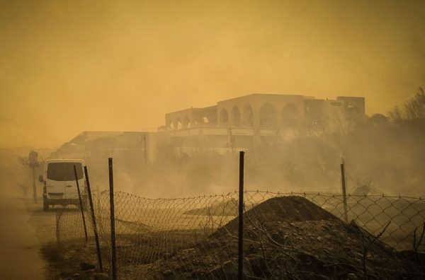 Φωτιά στη Ρόδο: Καίγονται ξενοδοχεία στο Κιοτάρι – Εκκενώσεις διά θαλάσσης