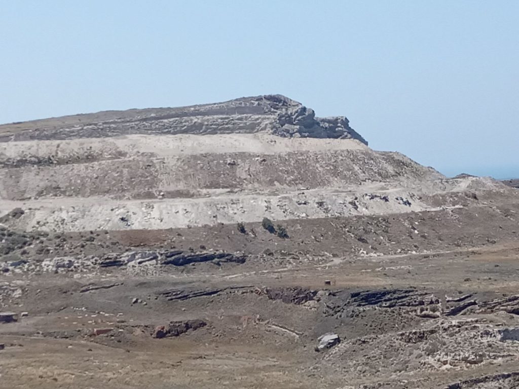 Santorini: Garbage with… a view to the sea