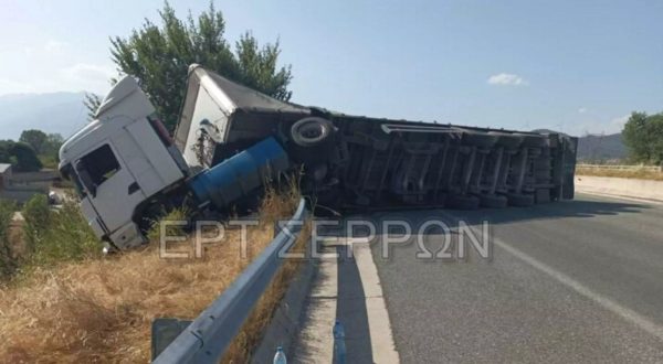 Σέρρες: Ανατροπή νταλίκας στον κάθετο άξονα της Εγνατίας Οδού – Μετ’ εμποδίων η κυκλοφορία των οχημάτων