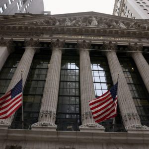 Wall Street: Αδύναμος ο Dow Jones, στη σκιά των νέων ρεκόρ σε S&P 500