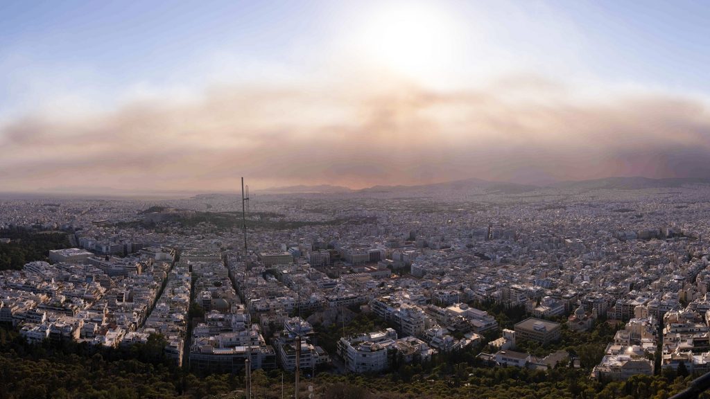 Φωτιά στην Πάρνηθα: Συναγερμός από τα επικίνδυνα σωματίδια που αιωρούνται στην ατμόσφαιρα – Πώς να προστατευτούν οι πολίτες