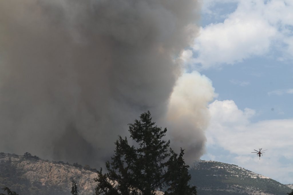 Φωτιά στην Πάρνηθα: Τι είναι το «φαινόμενο της καμινάδας» που αναζωπύρωσε την πυρκαγιά