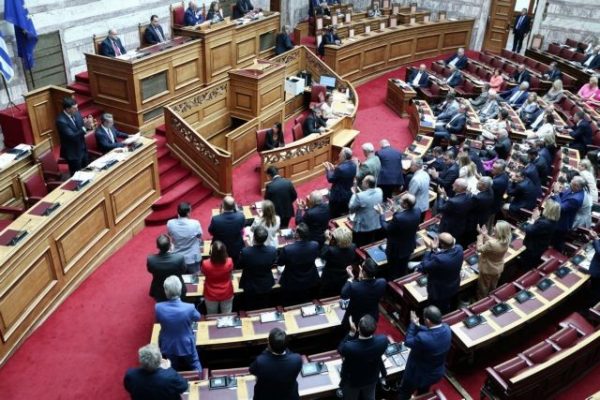 Βουλή: Σε υψηλούς τόνους η συζήτηση για τις φωτιές – Οι επιθέσεις, οι σπόντες και οι «σαχλαμάρες»