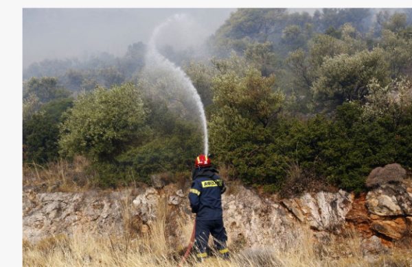 Άνδρος: Δύο εστίες καίνε στην περιοχή Βιτάλι, ισχυροί άνεμοι στην περιοχή