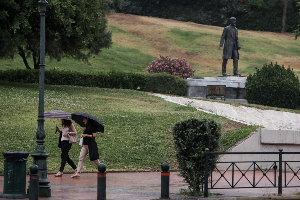 Καιρός: Έρχονται βροχές, καταιγίδες και πτώση της θερμοκρασίας την Τρίτη