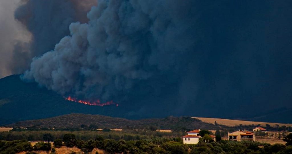 Φωτιά στην Αλεξανδρούπολη: Πυκνοί καπνοί «πνίγουν» την πόλη – Εκκενώθηκαν οκτώ οικισμοί