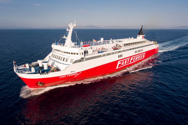 Μύκονος: Βλάβη στη δεξιά κύρια μηχανή του Fast Ferries Andros