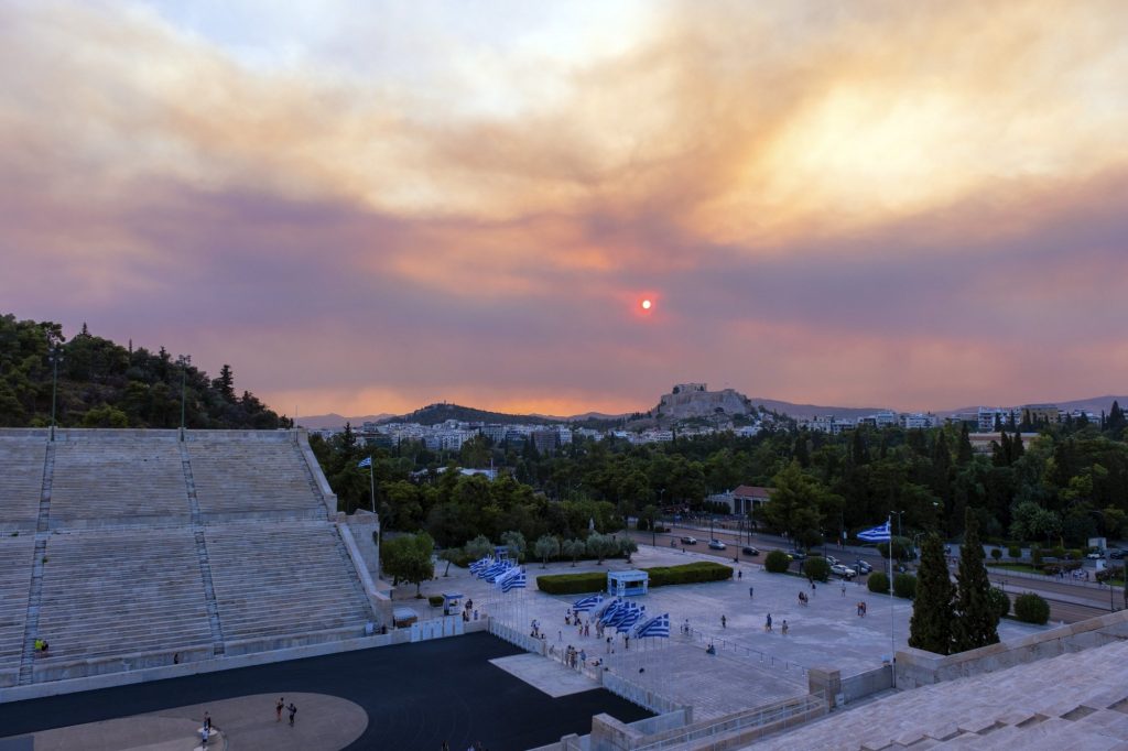 Μαγιορκίνης: Τι πρέπει να κάνουν οι πολίτες για να προστατευτούν από τους καπνούς