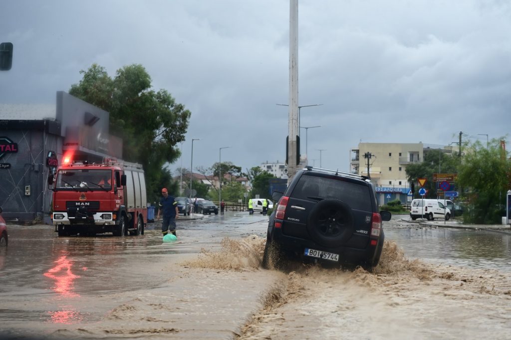 Severe weather front Daniel: Embankment at the Gyrtoni Dam breached to decongest the Pinios river