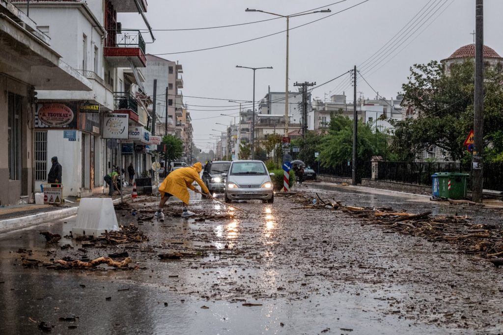 Κακοκαιρία Daniel: Νέο μήνυμα για απαγόρευση κυκλοφορίας στη Μαγνησία – Εκκενώνεται γηροκομείο