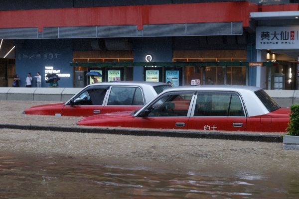 Κίνα – Χονγκ Κονγκ: Ιστορική βροχόπτωση με ύψος – ρεκόρ 140 ετών