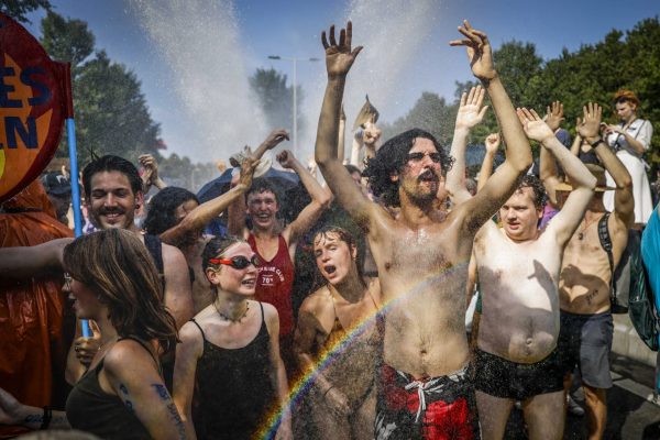 Ολλανδία: Διαδηλώσεις κατά κρατικών επιδοτήσεων στη βιομηχανία ορυκτών καυσίμων – Πολλές συλλήψεις