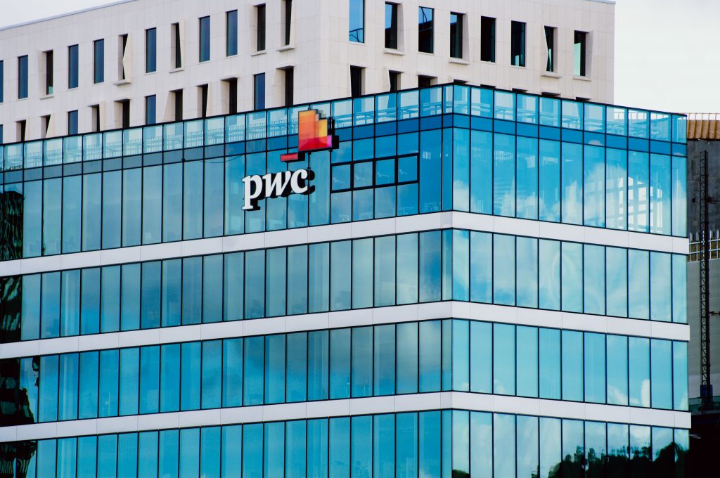 PwC: Σημαντικοί πελάτες την εγκαταλείπουν λόγω Evergrande