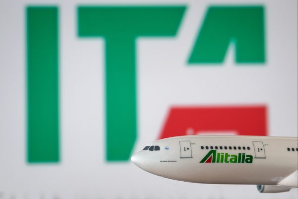 Alitalia: Ξεκινάει τις διαδικασίες για ομαδική απόλυση των υπολοίπων 2.059 υπαλλήλων της