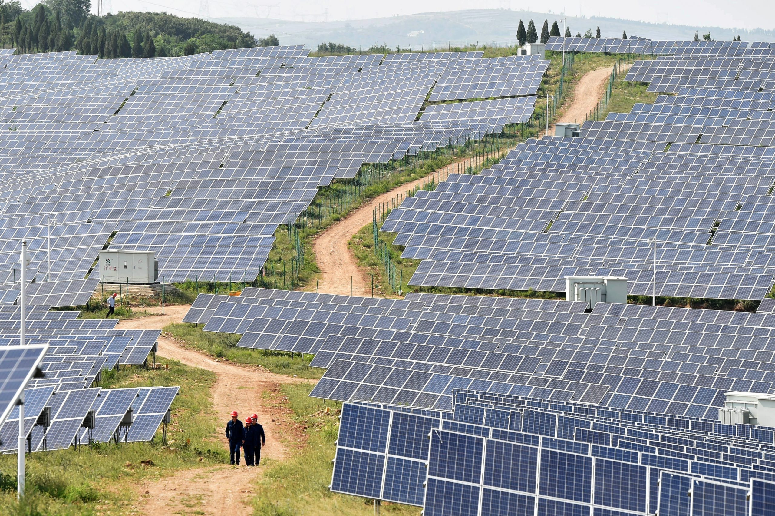 Κίνα: Κατασκευάζει περισσότερα ηλιακά πάνελ από όσα μπορεί να αξιοποιήσει