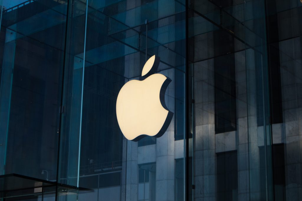 Apple: Ψυχραιμία συνιστούν οι επενδυτές μετά τις κινήσεις Μπάφετ