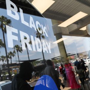 Black Friday: Η «μαύρη Παρασκευή» και οι βαριές καμπάνες για παραπλανητικές εκπτώσεις