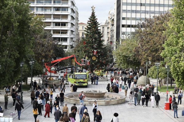 Ανάβει σήμερα το χριστουγεννιάτικο δέντρο στο Σύνταγμα