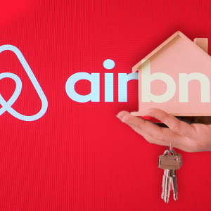 Airbnb: Φοροανατροπές και χρονικοί κόφτες για ιδιοκτήτες ακινήτων