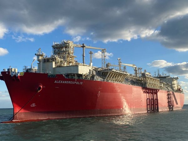 LNG: Έπιασε λιμάνι το πρώτο FSRU της Ελλάδας – Ενεργειακός κόμβος η Αλεξανδρούπολη